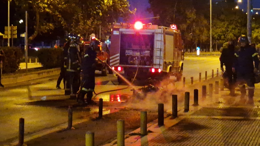 Θεσσαλονίκη: Επίθεση με μολότοφ σε αστυνομικούς έξω από το ΑΠΘ, επτά προσαγωγές - Βίντεο