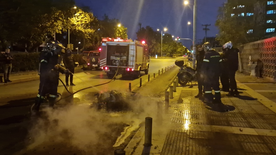 Θεσσαλονίκη: Επίθεση με μολότοφ σε αστυνομικούς έξω από το ΑΠΘ, επτά προσαγωγές - Βίντεο