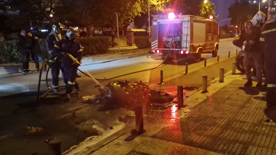 Θεσσαλονίκη: Επίθεση με μολότοφ σε αστυνομικούς έξω από το ΑΠΘ, επτά προσαγωγές - Βίντεο