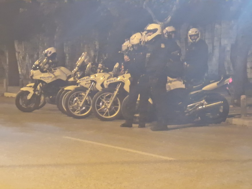 Θεσσαλονίκη: Επίθεση με μολότοφ σε αστυνομικούς έξω από το ΑΠΘ, επτά προσαγωγές - Βίντεο