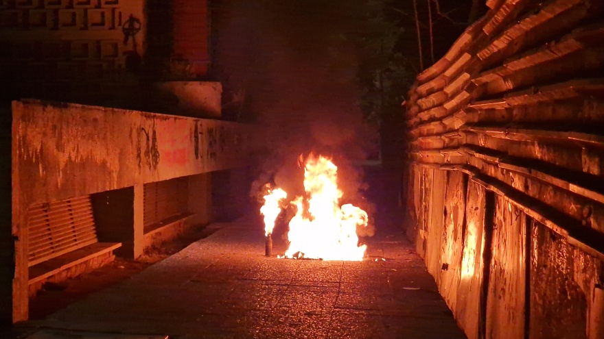 Θεσσαλονίκη: Επίθεση με μολότοφ σε αστυνομικούς έξω από το ΑΠΘ, επτά προσαγωγές - Βίντεο