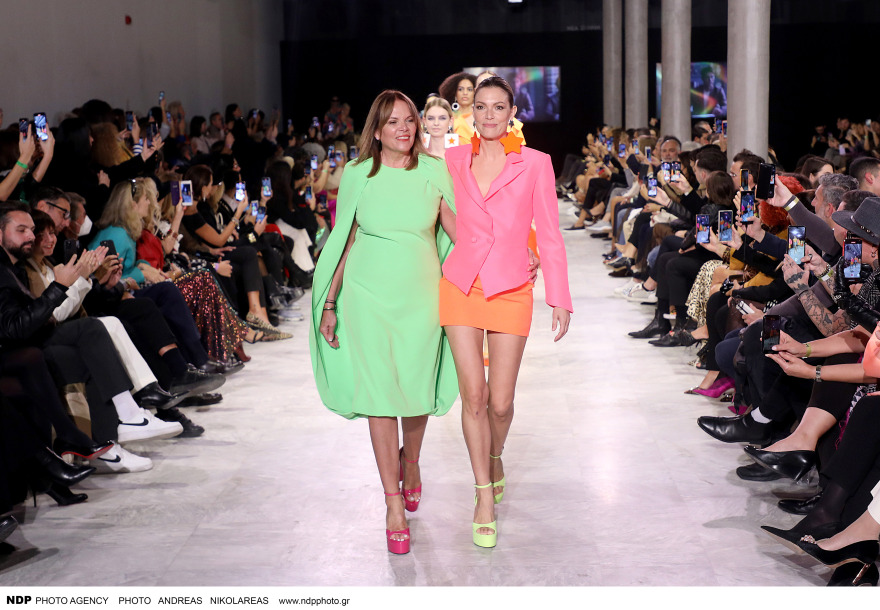 Βίκυ Καγιά: Περπάτησε στην πασαρέλα με τη μητέρα της - Δείτε φωτογραφίες