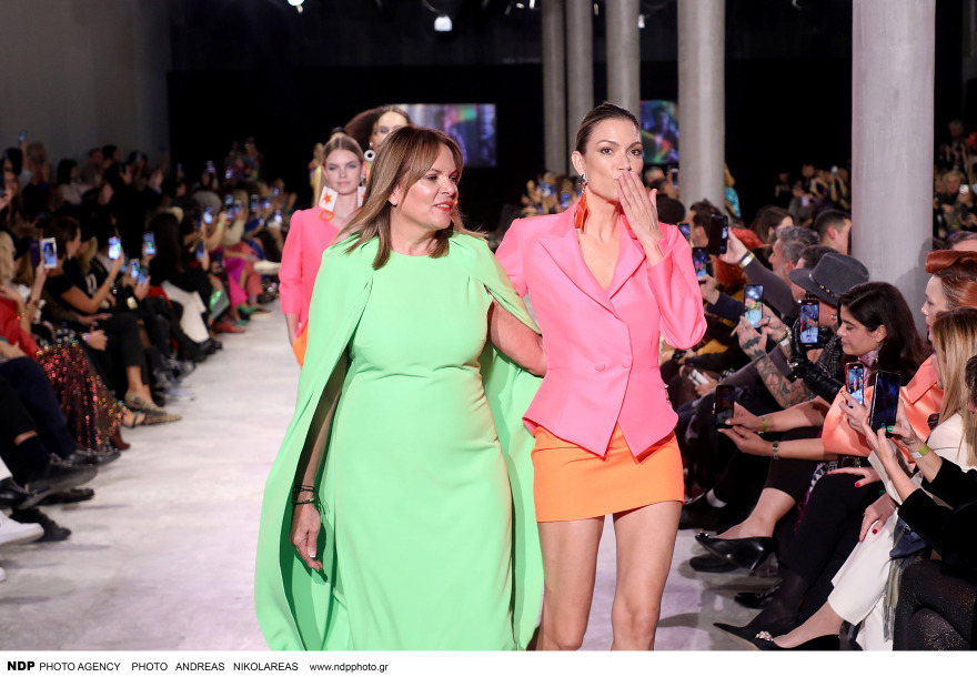 Βίκυ Καγιά: Περπάτησε στην πασαρέλα με τη μητέρα της - Δείτε φωτογραφίες