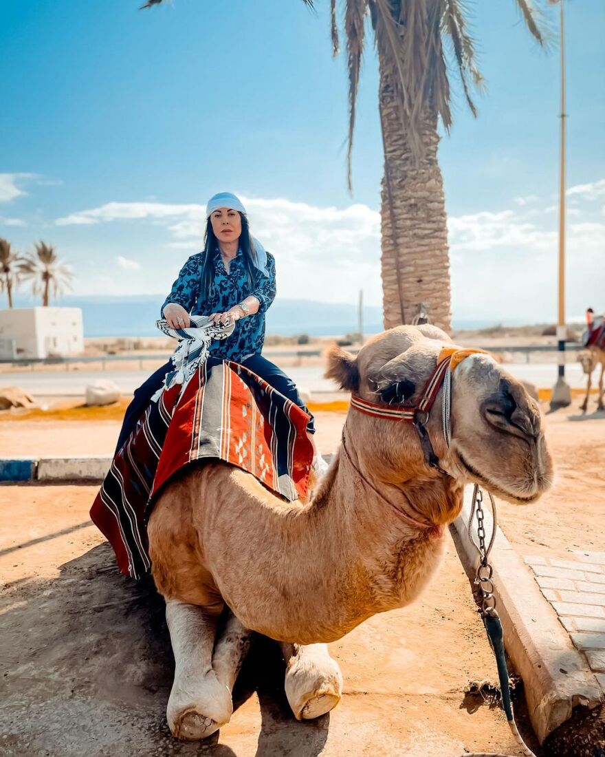 Άντζελα Δημητρίου: Έφτασε στην Ιερουσαλήμ και πόζαρε πάνω σε μία καμήλα 