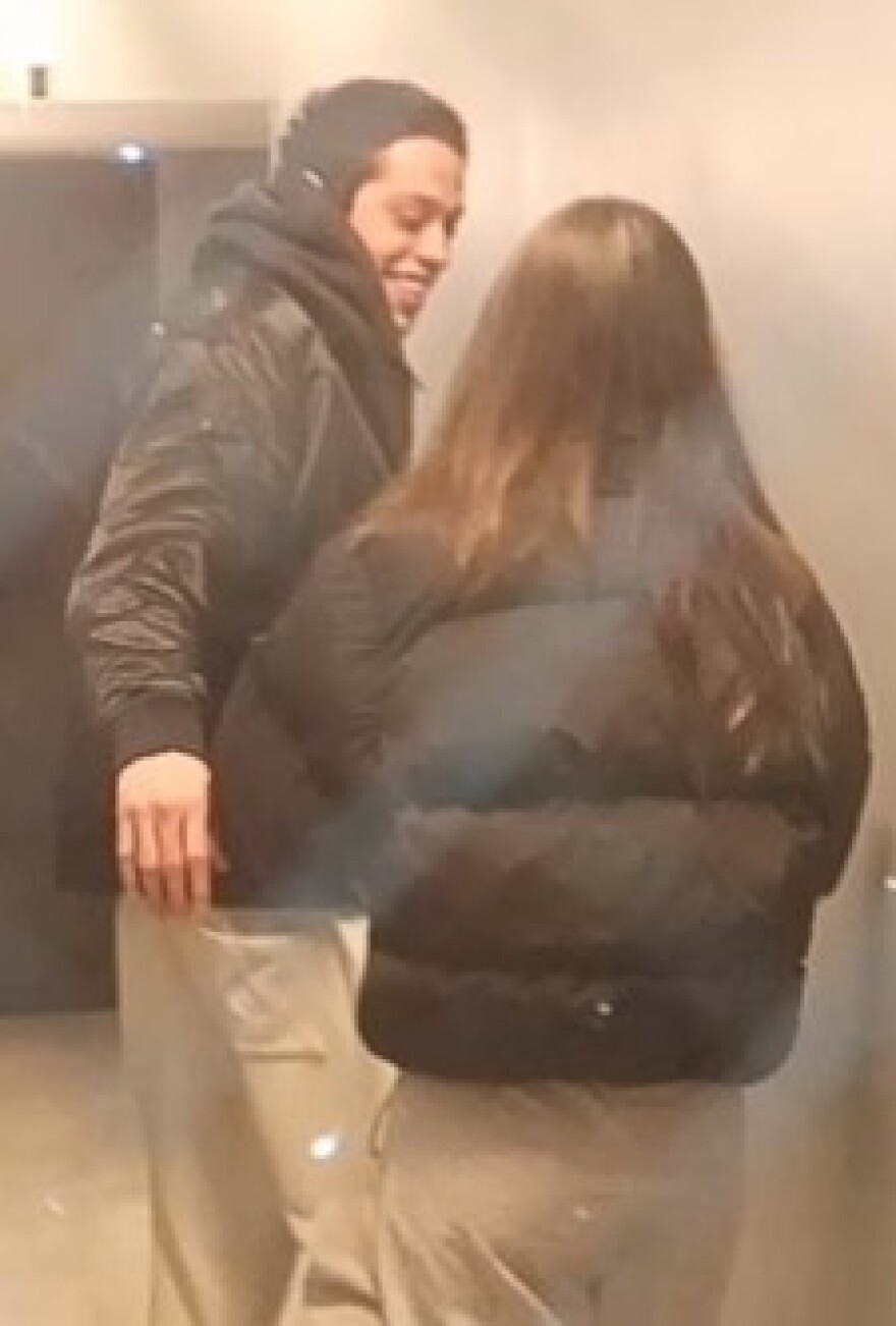 Πιτ Ντέιβιντσον: Το μυστικό του κωμικού που τραβάει σαν μαγνήτης τις διάσημες, από την Καρντάσιαν μέχρι τη Ραταϊκόφσκι