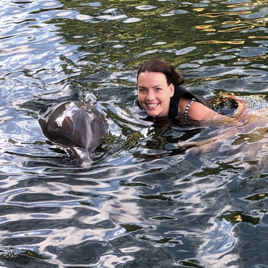 Καταρίνα Σταν, το μοντέλο που βοηθά παιδιά με καρκίνο με δελφινοθεραπεία