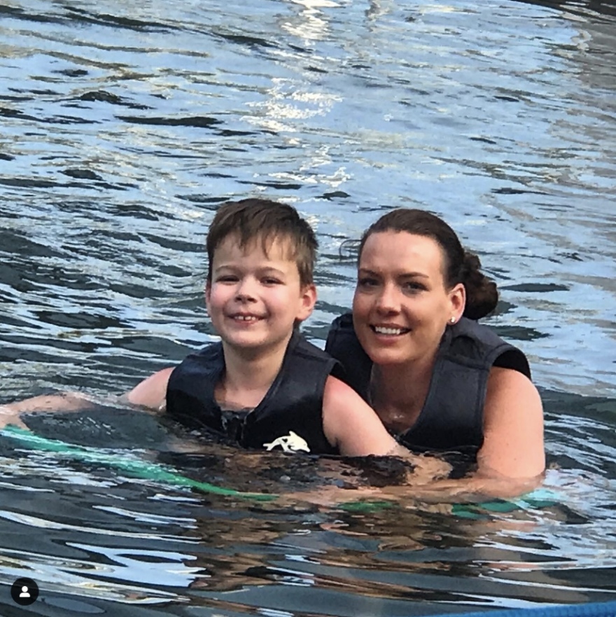 Καταρίνα Σταν, το μοντέλο που βοηθά παιδιά με καρκίνο με δελφινοθεραπεία