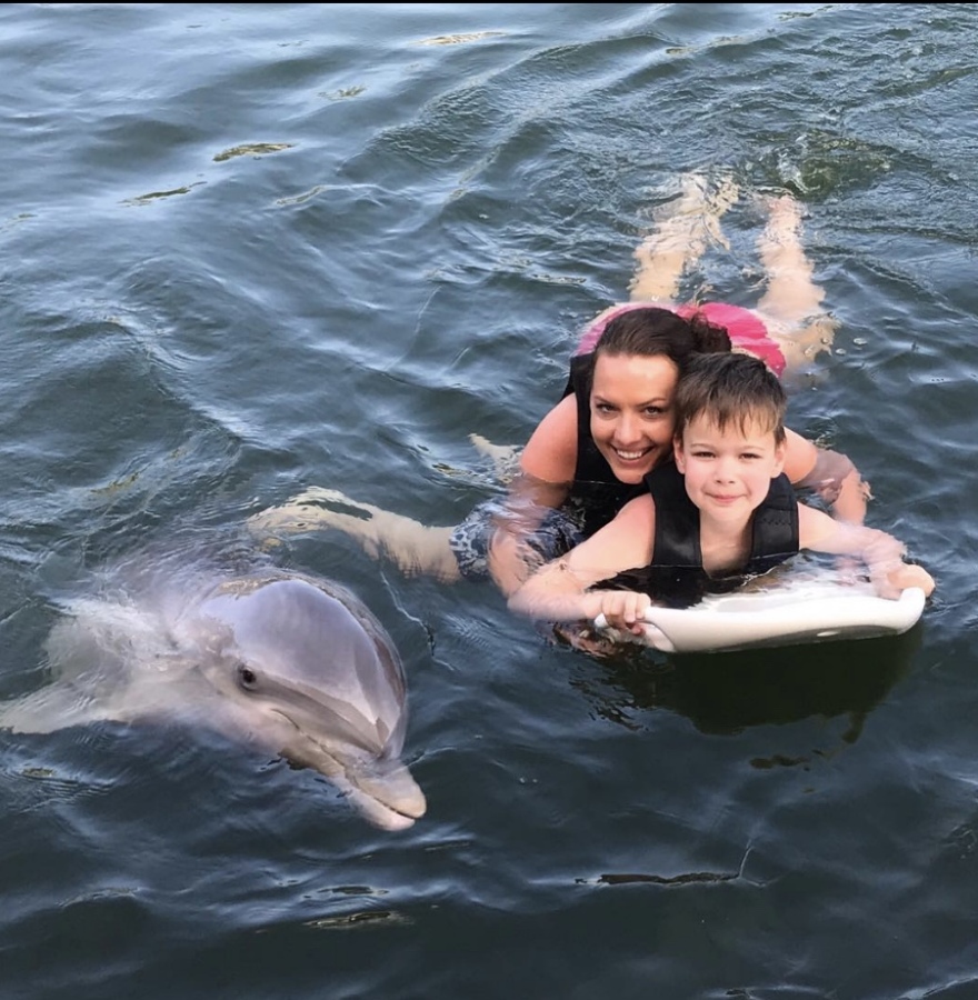 Καταρίνα Σταν, το μοντέλο που βοηθά παιδιά με καρκίνο με δελφινοθεραπεία