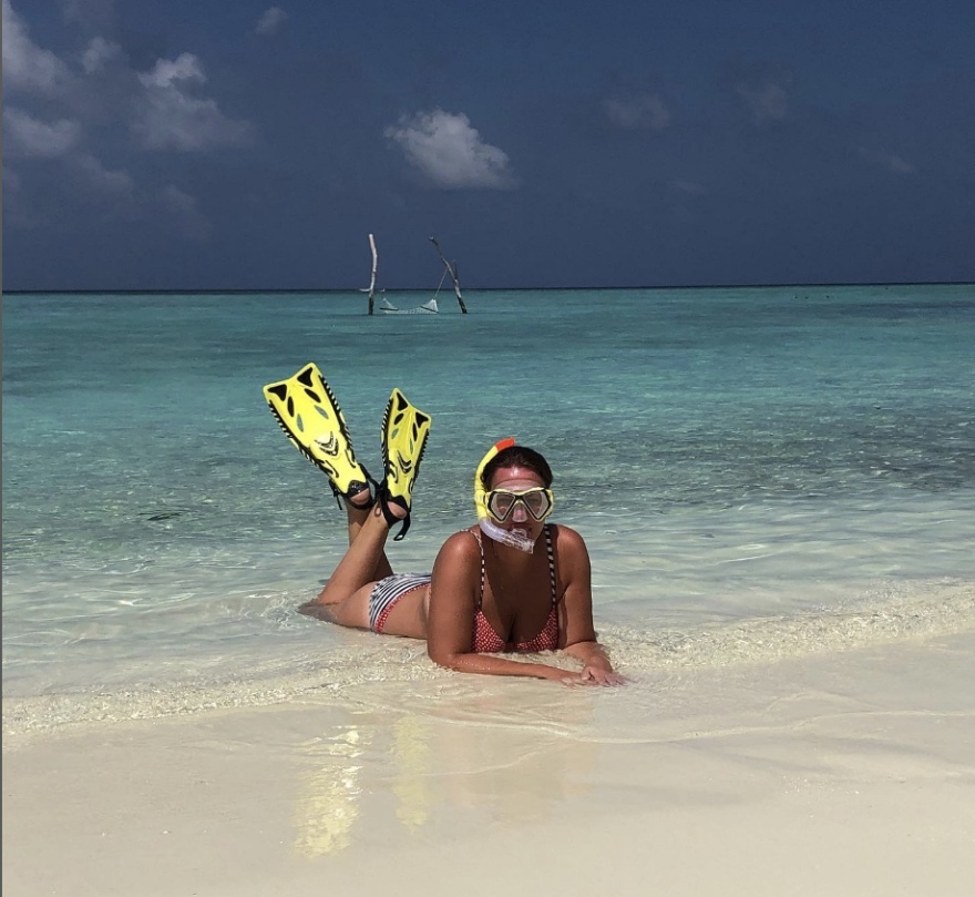 Καταρίνα Σταν, το μοντέλο που βοηθά παιδιά με καρκίνο με δελφινοθεραπεία