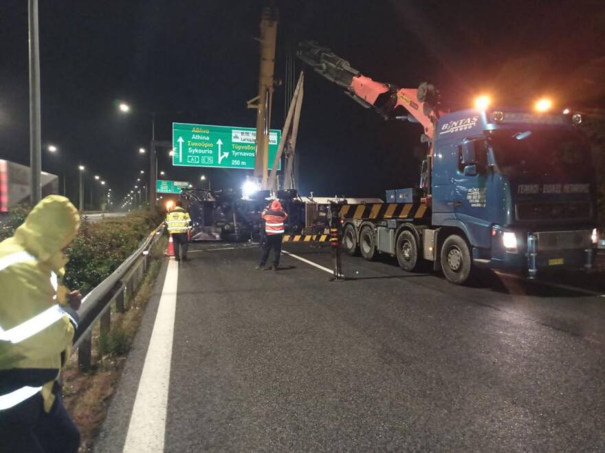 Λάρισα: 12 ώρες μετά την ανατροπή του βυτιοφόρου άνοιξε η εθνική Αθηνών-Θεσσαλονίκης