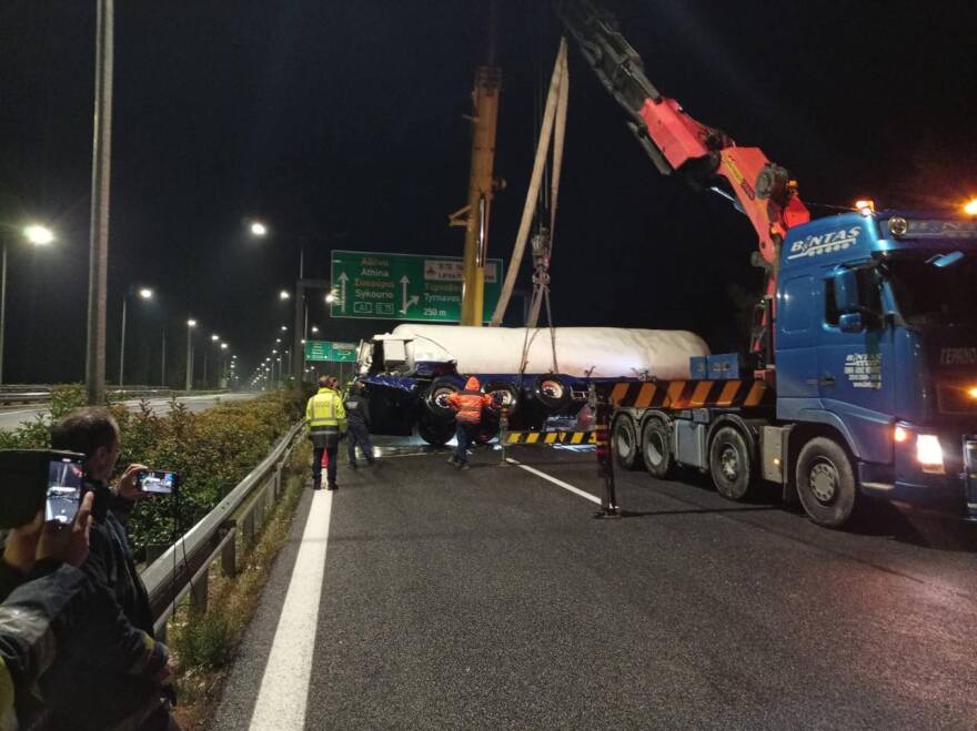 Λάρισα: 12 ώρες μετά την ανατροπή του βυτιοφόρου άνοιξε η εθνική Αθηνών-Θεσσαλονίκης