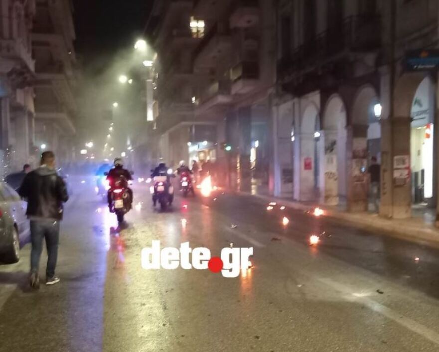 Πολυτεχνείο: Επεισόδια μετά την πορεία στη Θεσσαλονίκη - Καταστροφές στο ΑΠΘ