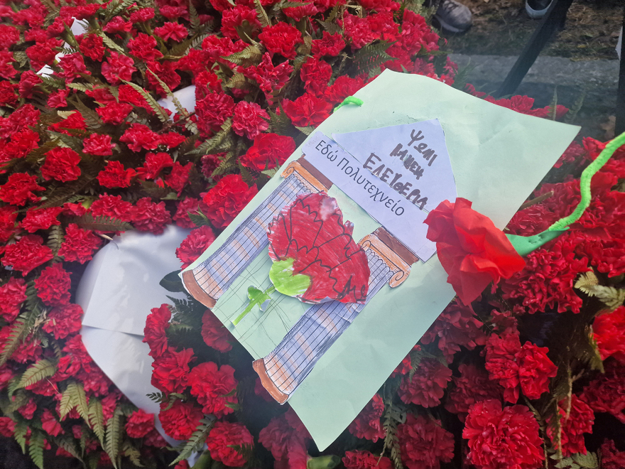 Πολυτεχνείο: Με πυρσούς και συνθήματα η κατάθεση στεφάνων στη Θεσσαλονίκη - Ο «χάρτης» των κινητοποιήσεων