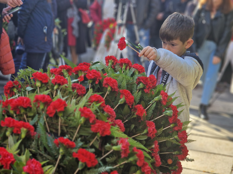 Πολυτεχνείο: Με πυρσούς και συνθήματα η κατάθεση στεφάνων στη Θεσσαλονίκη - Ο «χάρτης» των κινητοποιήσεων