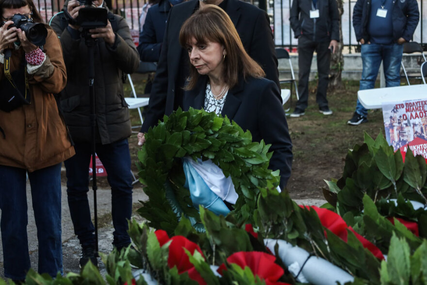 Πολίτες κάθε ηλικίας τιμούν την επέτειο του Πολυτεχνείου αφήνοντας λουλούδια