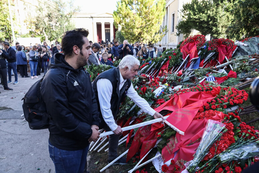 Πολίτες κάθε ηλικίας τιμούν την επέτειο του Πολυτεχνείου αφήνοντας λουλούδια