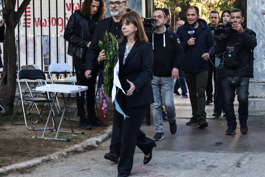 Πολίτες κάθε ηλικίας τιμούν την επέτειο του Πολυτεχνείου αφήνοντας λουλούδια