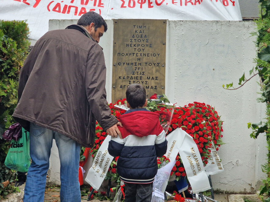 Πολυτεχνείο: Μικροί και μεγάλοι τιμούν την επέτειο αφήνοντας γαρύφαλλα στη Θεσσαλονίκη