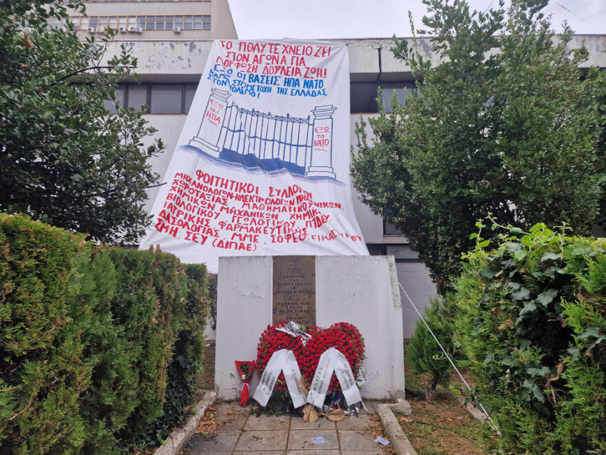 Πολυτεχνείο: Μικροί και μεγάλοι τιμούν την επέτειο αφήνοντας γαρύφαλλα στη Θεσσαλονίκη
