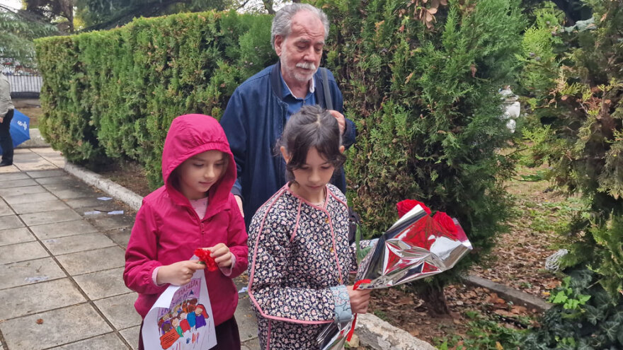 Πολυτεχνείο: Μικροί και μεγάλοι τιμούν την επέτειο αφήνοντας γαρύφαλλα στη Θεσσαλονίκη