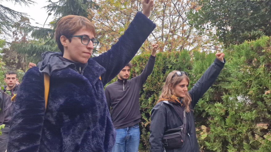 Πολυτεχνείο: Μικροί και μεγάλοι τιμούν την επέτειο αφήνοντας γαρύφαλλα στη Θεσσαλονίκη