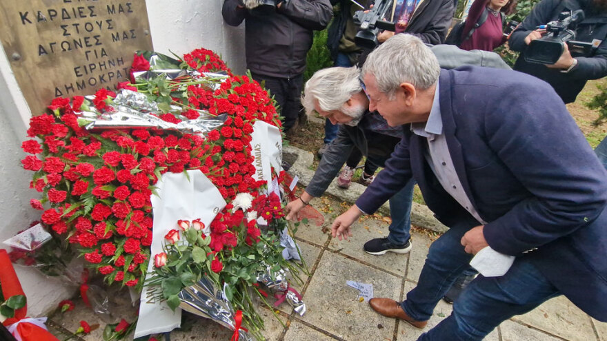 Πολυτεχνείο: Μικροί και μεγάλοι τιμούν την επέτειο αφήνοντας γαρύφαλλα στη Θεσσαλονίκη