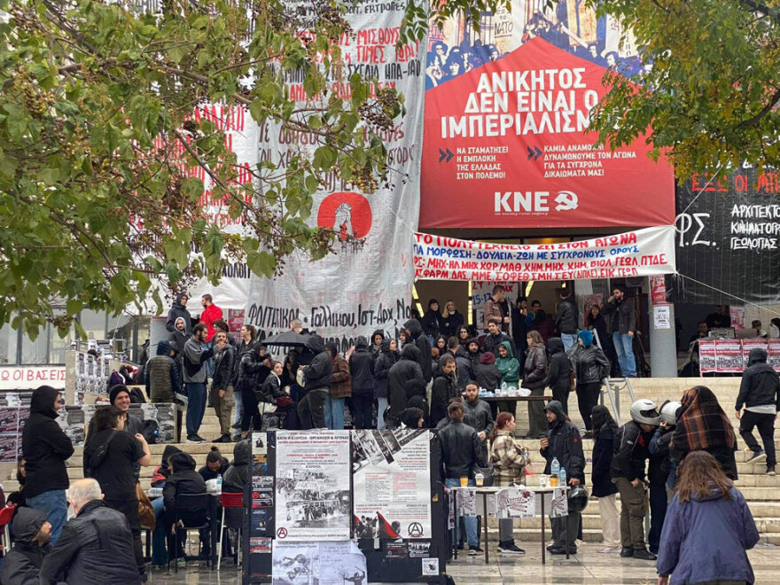 Πολυτεχνείο: Μικροί και μεγάλοι τιμούν την επέτειο αφήνοντας γαρύφαλλα στη Θεσσαλονίκη