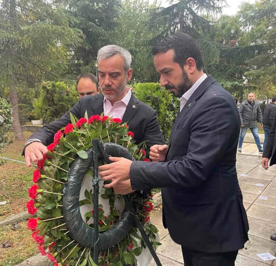 Πολυτεχνείο: Μικροί και μεγάλοι τιμούν την επέτειο αφήνοντας γαρύφαλλα στη Θεσσαλονίκη