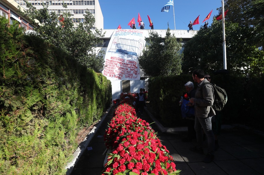 Πολυτεχνείο: Με πυρσούς και συνθήματα η κατάθεση στεφάνων στη Θεσσαλονίκη - Ο «χάρτης» των κινητοποιήσεων