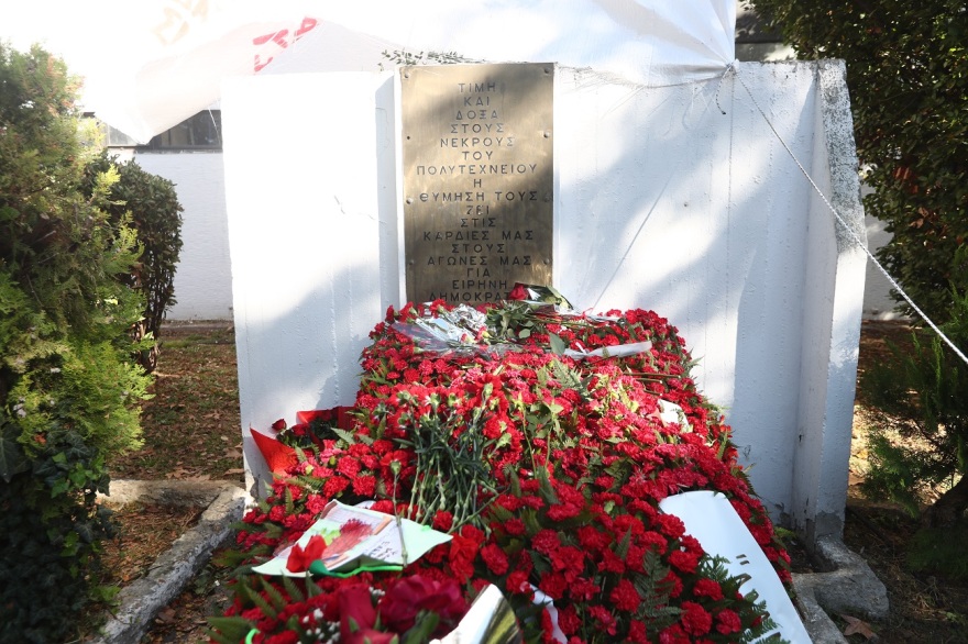 Πολυτεχνείο: Με πυρσούς και συνθήματα η κατάθεση στεφάνων στη Θεσσαλονίκη - Ο «χάρτης» των κινητοποιήσεων