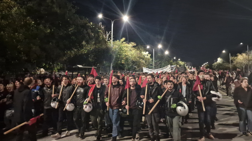 Ξεκίνησαν οι πορείες για το Πολυτεχνείο στη Θεσσαλονίκη - Βίντεο και φωτογραφίες