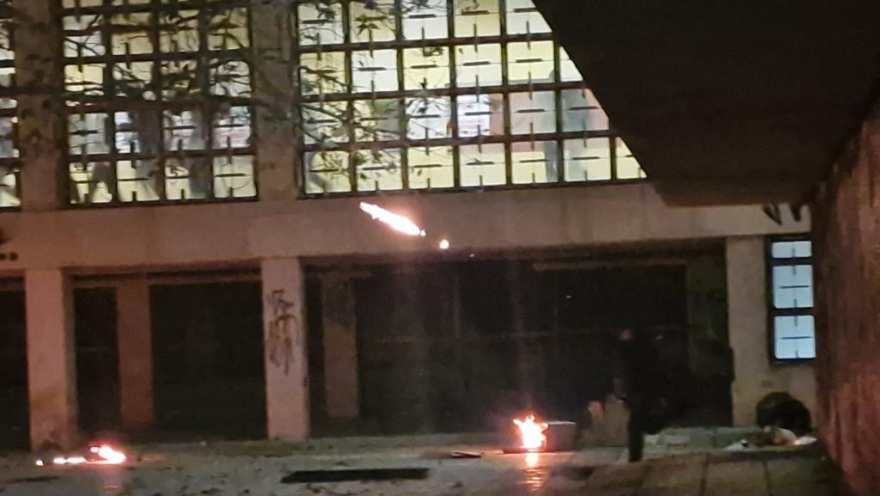 Πολυτεχνείο: Επεισόδια μετά την πορεία στη Θεσσαλονίκη - Καταστροφές στο ΑΠΘ