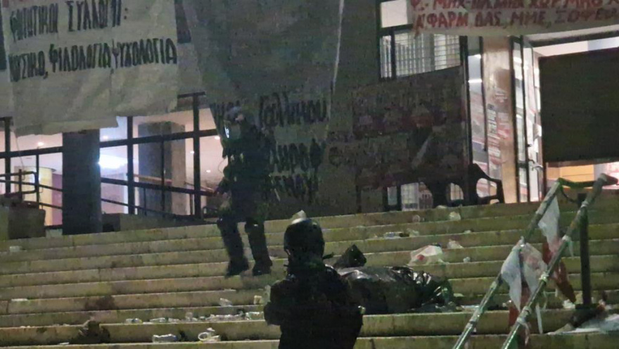 Πολυτεχνείο: Επεισόδια μετά την πορεία στη Θεσσαλονίκη - Καταστροφές στο ΑΠΘ