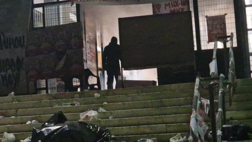 Πολυτεχνείο: Επεισόδια μετά την πορεία στη Θεσσαλονίκη - Καταστροφές στο ΑΠΘ