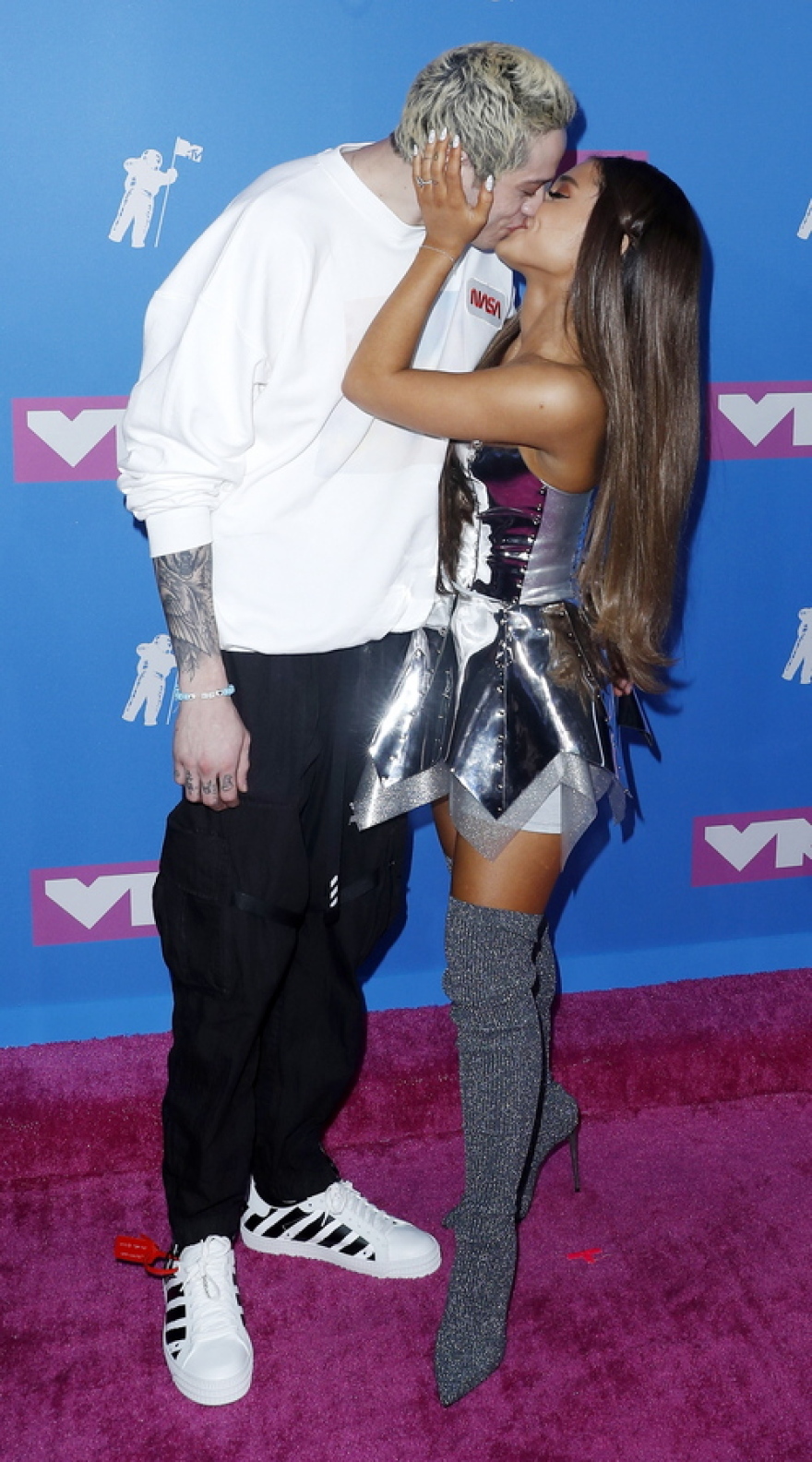 Πιτ Ντέιβιντσον: Το μυστικό του κωμικού που τραβάει σαν μαγνήτης τις διάσημες, από την Καρντάσιαν μέχρι τη Ραταϊκόφσκι