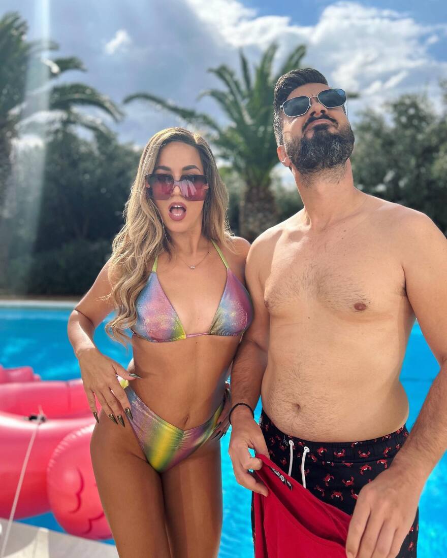 Κατερίνα Στικούδη και Γιάννης Τσιμιτσέλης φωτογραφίζονται μαζί, φορώντας τα μαγιό τους