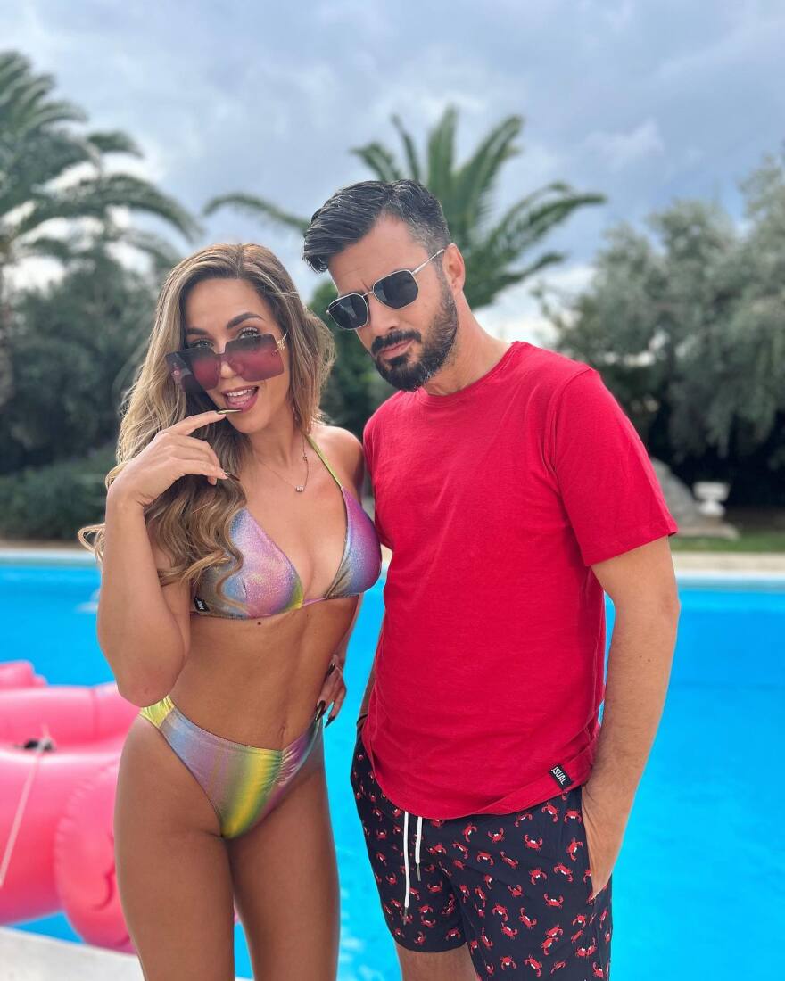 Κατερίνα Στικούδη και Γιάννης Τσιμιτσέλης φωτογραφίζονται μαζί, φορώντας τα μαγιό τους