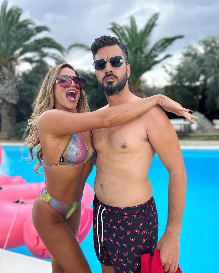 Κατερίνα Στικούδη και Γιάννης Τσιμιτσέλης φωτογραφίζονται μαζί, φορώντας τα μαγιό τους