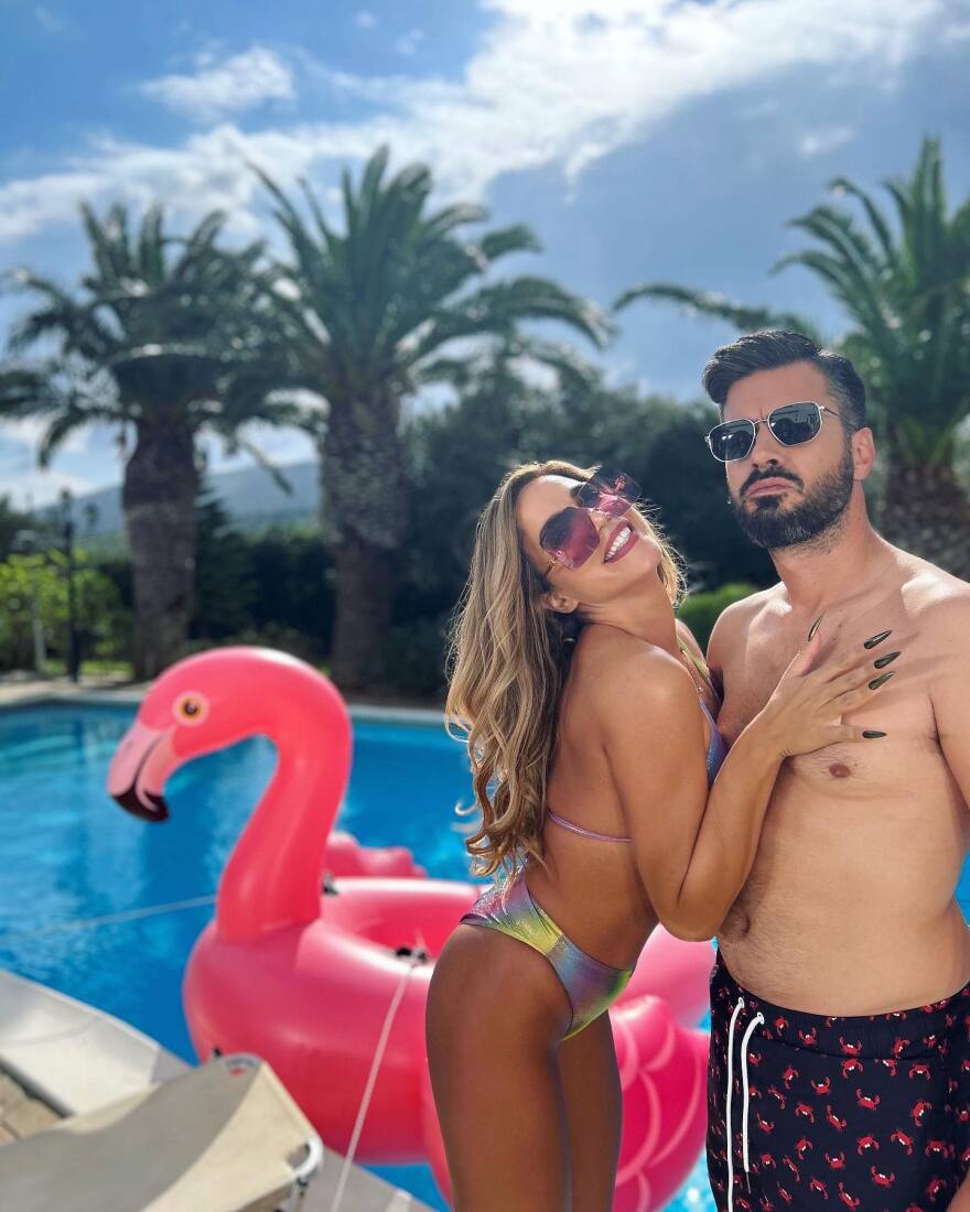 Κατερίνα Στικούδη και Γιάννης Τσιμιτσέλης φωτογραφίζονται μαζί, φορώντας τα μαγιό τους