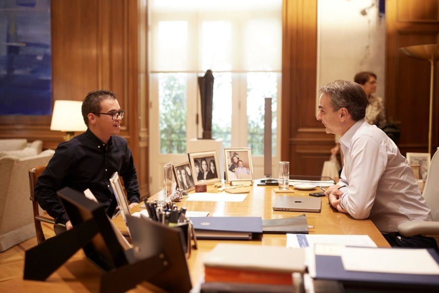 DuoDay σήμερα για τον Μητσοτάκη  - Ο Γιώργος τον περίμενε στο Μαξίμου και δούλεψαν μαζί