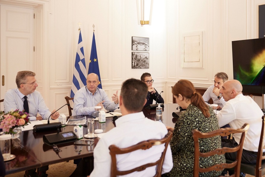 DuoDay σήμερα για τον Μητσοτάκη  - Ο Γιώργος τον περίμενε στο Μαξίμου και δούλεψαν μαζί