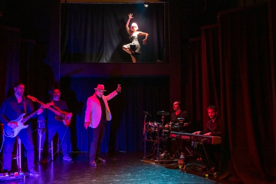 «Ραπτάλικο»: Η ανατρεπτική παράσταση του Γιώργου Χατζή στο Θέατρο της Ημέρας