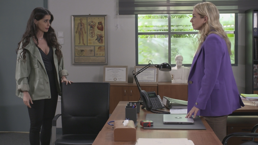 Τρία Μίλια: Η Μάνια ακούει τη Φωτεινή και τον Στέφανο να κατηγορούν τον Μιχάλη για κλοπή