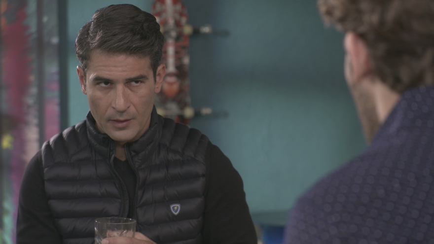 Τρία Μίλια: Η Μάνια ακούει τη Φωτεινή και τον Στέφανο να κατηγορούν τον Μιχάλη για κλοπή