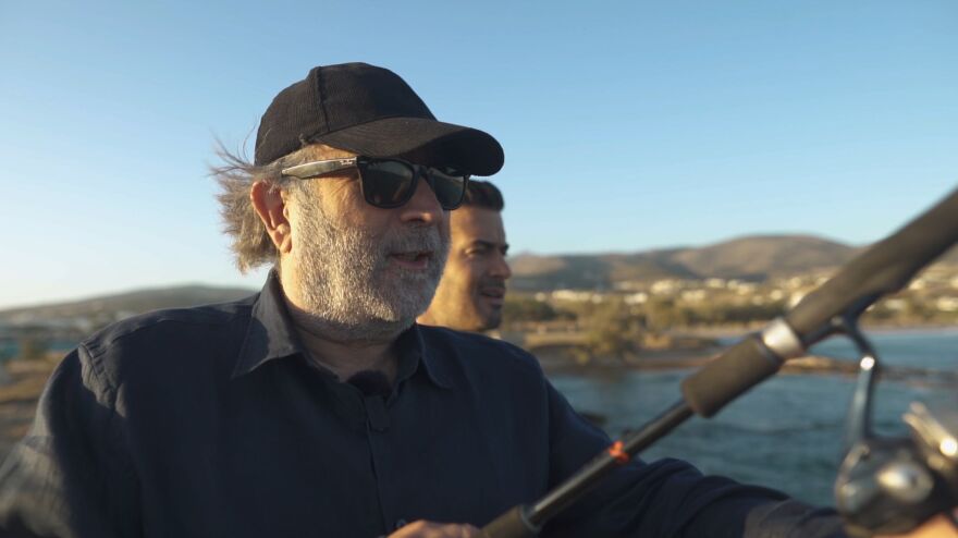 Fishy: Ταξιδεύει στην Πάρο με τον Λάκη Λαζόπουλο