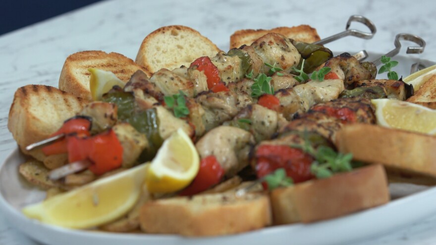 Kitchen Lab: Ο Άκης Πετρετζίκης παρουσιάζει πρωτότυπα πιάτα για τα χειμερινά τραπέζια 