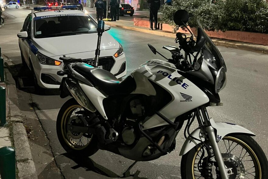Σταυρούπολη: Αυτοκίνητο παρέσυρε αστυνομικό της ομάδας «Ζ» που επέβαινε σε μοτοσικλέτα (βίντεο)