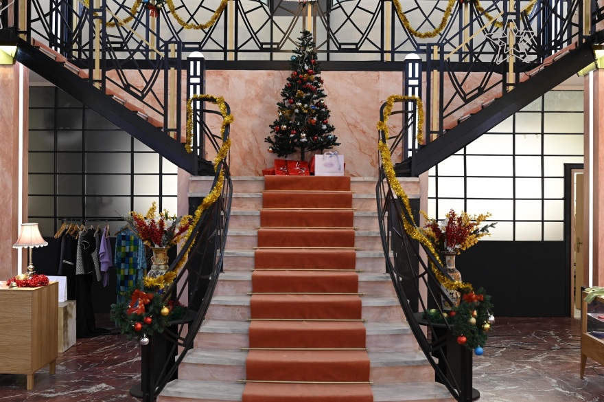 Παράδεισος των κυριών: Στολίστηκε για τα Χριστούγεννα