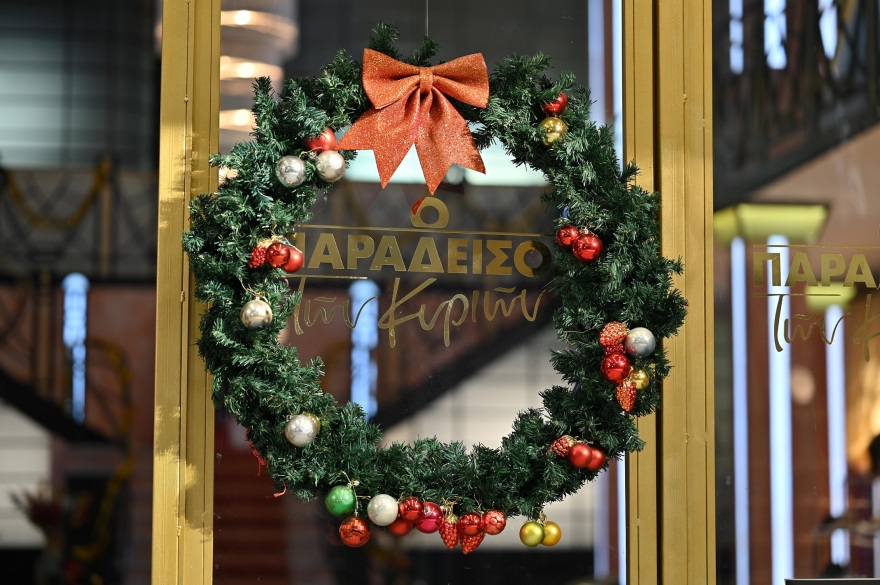 Παράδεισος των κυριών: Στολίστηκε για τα Χριστούγεννα