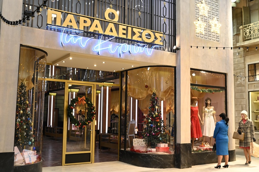 Παράδεισος των κυριών: Στολίστηκε για τα Χριστούγεννα